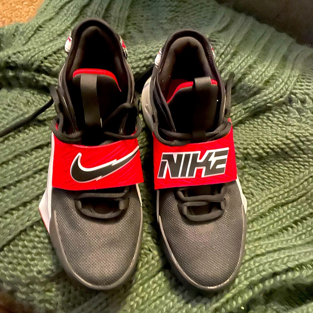 NIKE Boys' Future Court 2 Basketball Sneakers